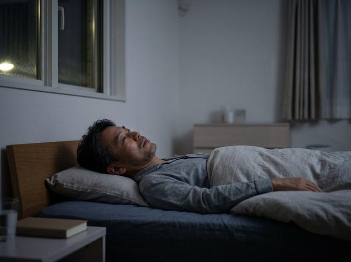 Nhiều người bước sang tuổi 50 thường đối mặt với hiện tượng mở mắt vào lúc rạng sáng rồi khó lòng ngủ lại. Hình minh họa: China Times