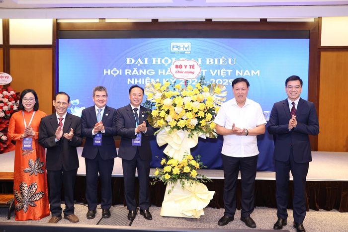 Thứ trưởng Đỗ Xuân Tuyên tặng hoa của Bộ Y tế chúc mừng Đại hội. Ảnh: HM