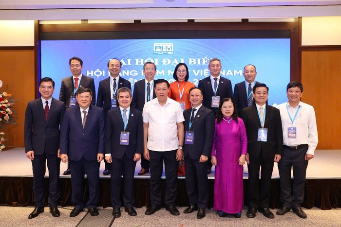 Lãnh đạo Bộ Y tế và lãnh đạo Tổng hội Y học Việt Nam, đại diện Bộ Nội vụ, lãnh đạo Hội Răng Hàm Mặt Việt Nam nhiệm kỳ 2026–2029, Chủ tịch danh dự của Hội. Ảnh: HM