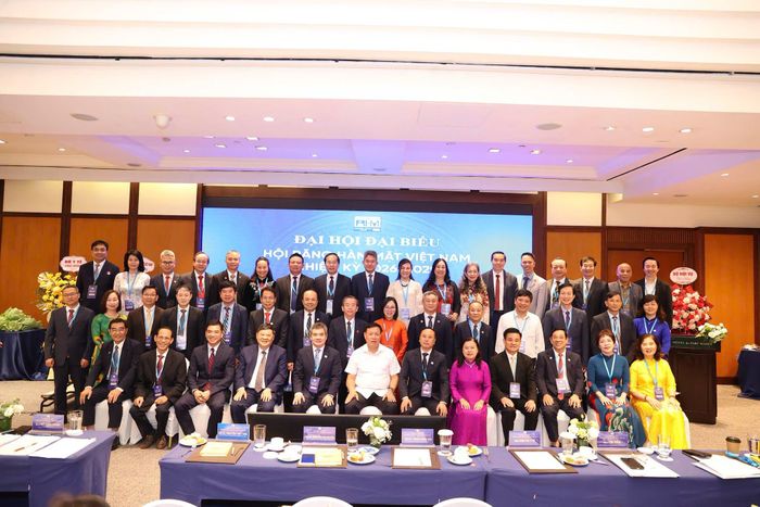 Các đại biểu cùng Ban Chấp hành Hội Răng Hàm Mặt Việt Nam nhiệm kỳ 2026-2029. Ảnh: HM