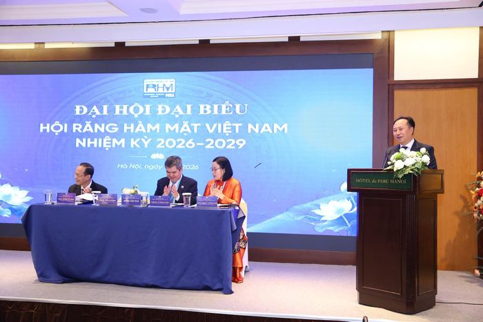 PGS.TS Trần Cao Bính - Chủ tịch Liên đoàn Nha khoa châu Á - Thái Bình Dương, Chủ tịch Hội Răng Hàm Mặt Việt Nam nhiệm kỳ 2022-2026, Chủ tịch Danh dự của Hội phát biểu khai mạc Đại hội. Ảnh: HM