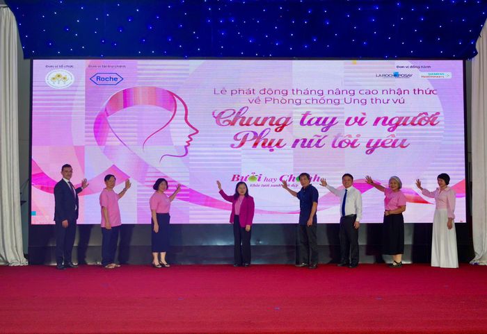 Các đại biểu chính thức phát động Tháng nâng cao nhận thức về phòng chống ung thư vú “Chung tay vì người phụ nữ tôi yêu” năm 2026. Ảnh Thanh Hải