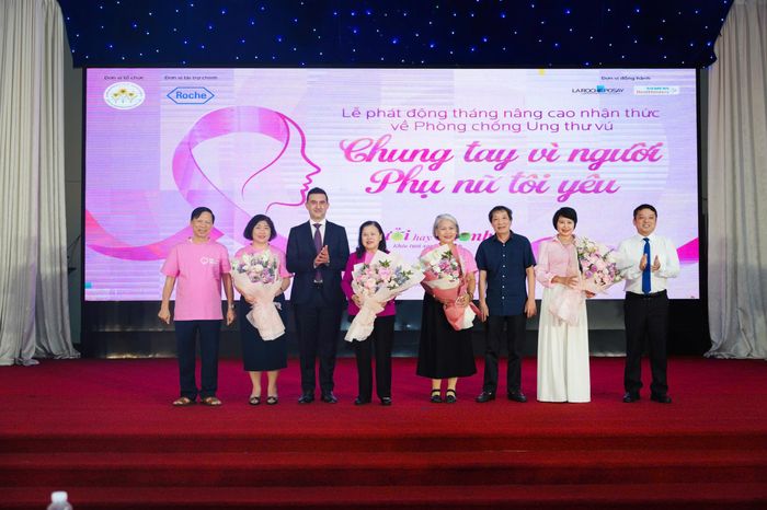 Lãnh đạo Cục Bà mẹ - Trẻ em, Hội Ung thư Việt Nam và Roche Pharma Việt Nam tặng hoa các đơn vị. Ảnh: Thanh Hải