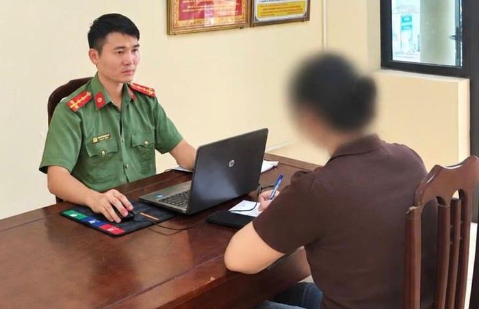 Công an phường Hoa Lư xử phạt trường hợp đăng tải thông tin sai sự thật trên mạng xã hội. Ảnh: Công an tỉnh Ninh Bình