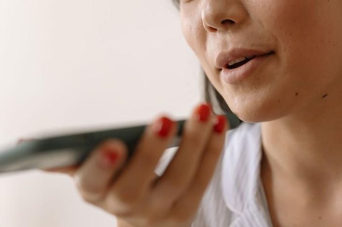 Giọng nói cá nhân chính là công cụ đắc lực tiếp theo giúp củng cố khả năng lưu giữ thông tin của não bộ. Ảnh minh họa: cottonbro studio/Pexels