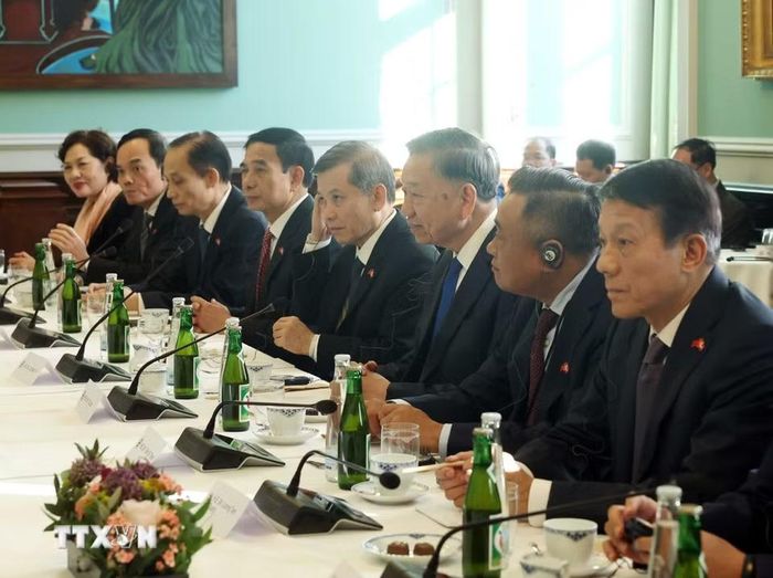 Tổng Bí thư, Chủ tịch nước Tô Lâm và thành viên đoàn cấp cao Việt Nam tại cuộc hội kiến Chủ tịch Quốc hội Đan Mạch Henrik Frandsen. (Ảnh: Thống Nhất/TTXVN)