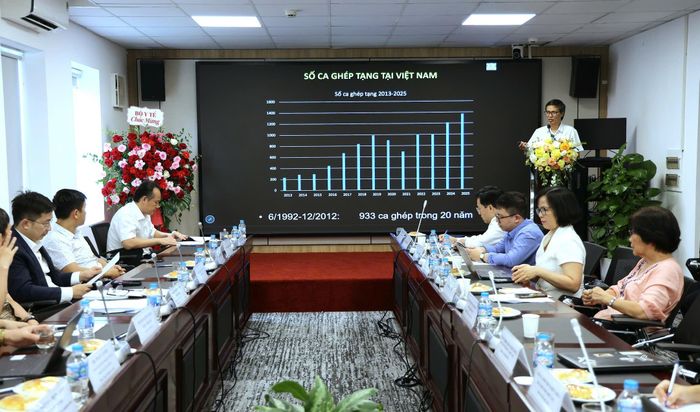 PGS.TS Đồng Văn Hệ, Phó Giám đốc Bệnh viện Hữu nghị Việt Đức, Giám đốc Trung tâm Điều phối Quốc gia về ghép bộ phận cơ thể người phát biểu. Ảnh: Trần Minh