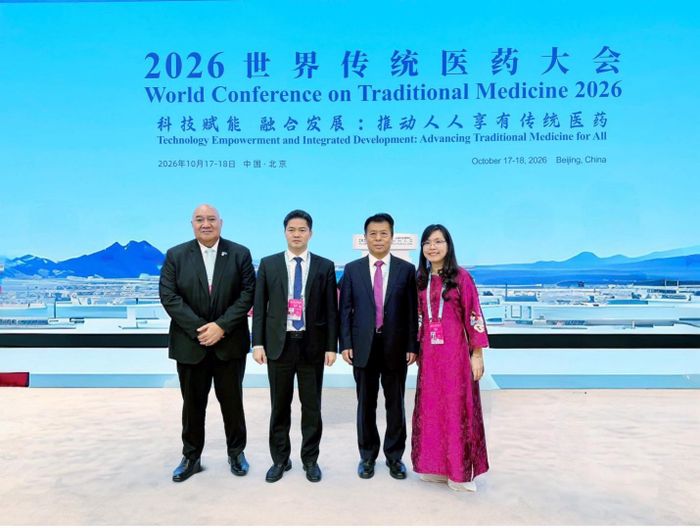 Thứ trưởng Thường trực Vũ Mạnh Hà chụp ảnh lưu niệm với Dr. Saia Ma'u Piukala – Giám đốc WHO khu vực Tây Thái Bình Dương và ông Lôi Hải Triều - Bộ trưởng Bộ Y tế, Chủ nhiệm Ủy ban Y tế Quốc gia Trung Quốc. Ảnh: PV