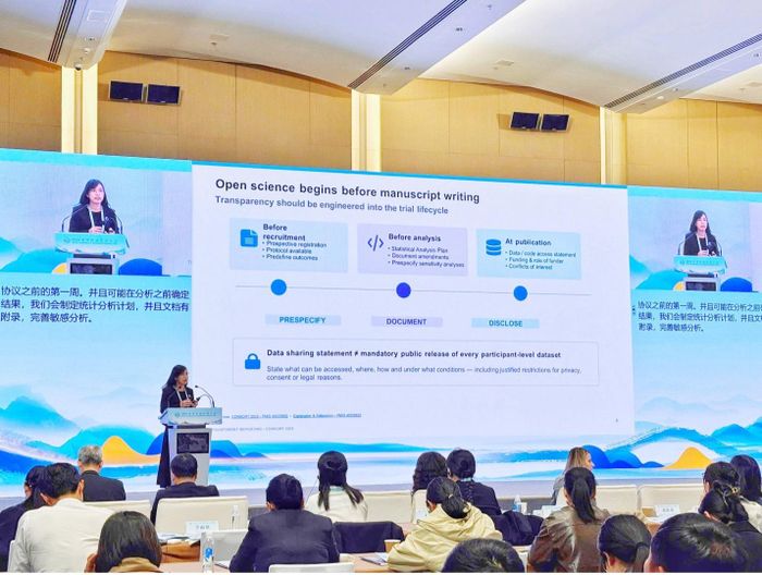 Cục trưởng Cục Quản lý Y, Dược cổ truyền Trịnh Thị Diệu Thường báo cáo khoa học tại Đại hội y dược cổ truyền thế giới năm 2026. Ảnh: PV