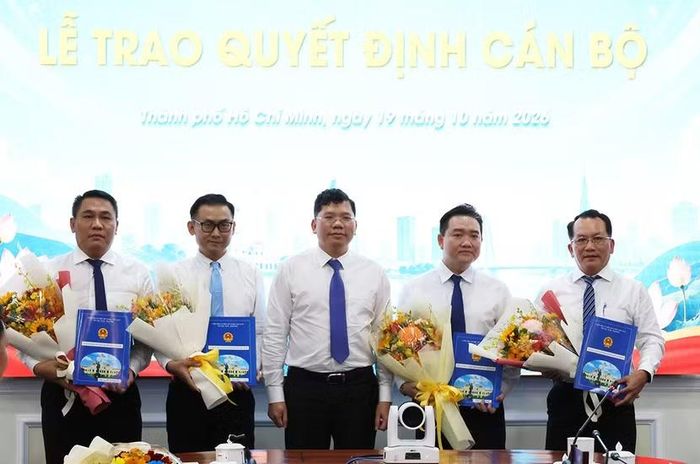 Ông Nguyễn Trường Thi (thứ hai từ phải qua) nhận quyết định bổ nhiệm