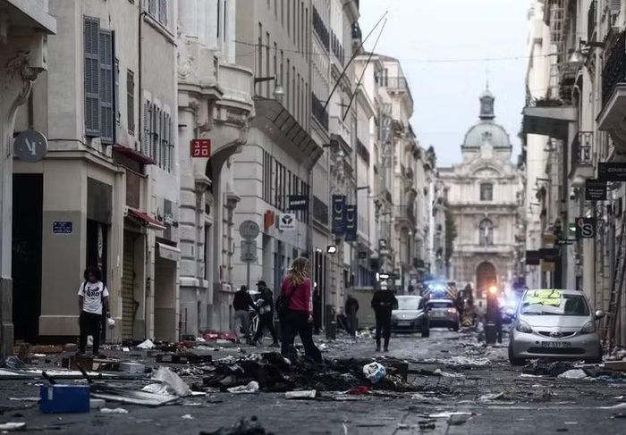Cảnh đổ nát sau cuộc bạo loạn ở thành phố Marseille (Pháp)