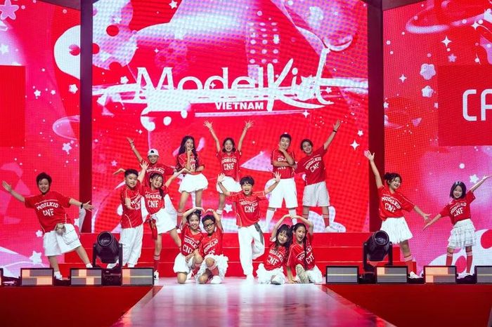 Top 15 chiến binh nhí xuất sắc nhất Model Kid Vietnam 2026 đã mang đến màn đồng diễn chào sân đầy sôi động