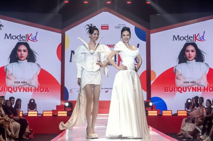 Hai HLV Quỳnh Hoa và TyhD mở màn đầy tự tin trong những bộ cánh lộng lẫy tại đêm Chung kết Model Kid Vietnam 2026