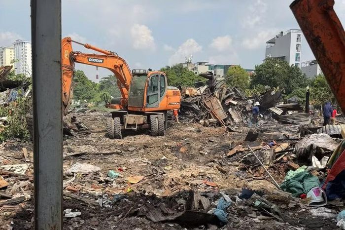 Công nhân môi trường thu dọn tại khu lán tạm ngõ 67 Phùng Khoang sau vụ cháy