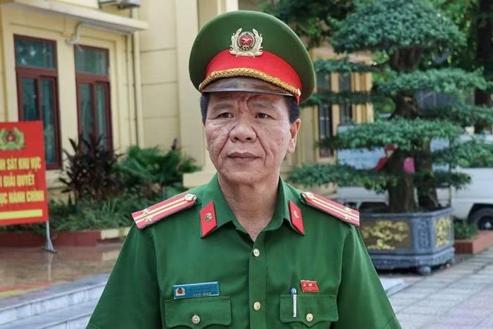 Trung tá Nguyễn Hữu Hiển, Phó Trưởng Công an xã Phù Đổng trao đổi về kết quả rà soát, làm sạch dữ liệu phương tiện trên địa bàn