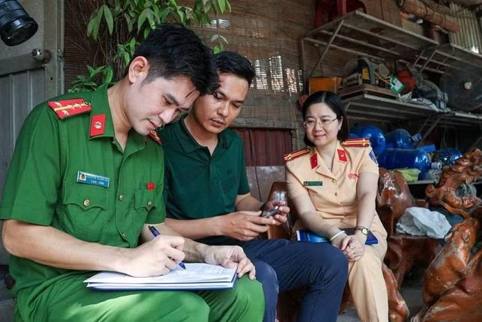Công an xã làm việc với chủ phương tiện hết hạn kiểm định để xác minh, cập nhật thông tin