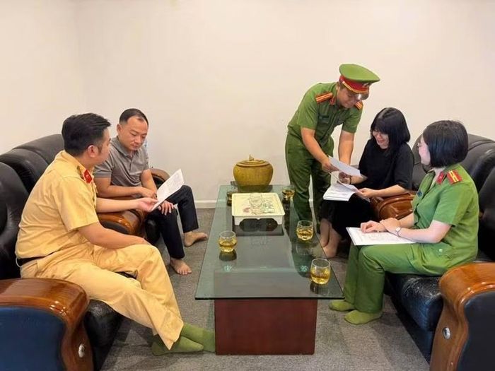 Công an phường Hà Đông và lực lượng CSGT hướng dẫn các doanh nghiệp thực hiện khai báo, cập nhật thông tin phương tiện
