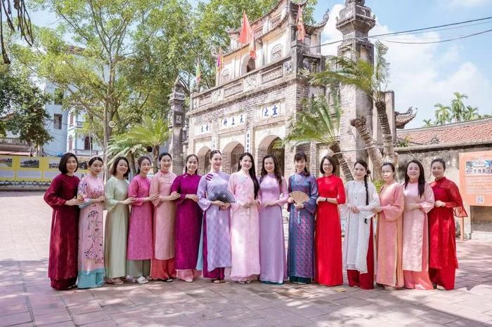 Hội viên Chi hội Phụ nữ Công an phường Phúc Lợi trong chương trình sinh hoạt chính trị, giáo dục truyền thống