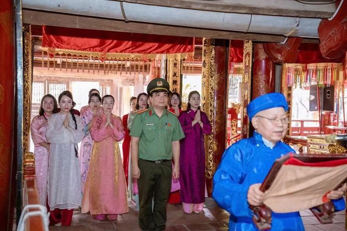 Đoàn sinh hoạt chính trị thành kính dâng hương tưởng nhớ Đức Thánh Gióng