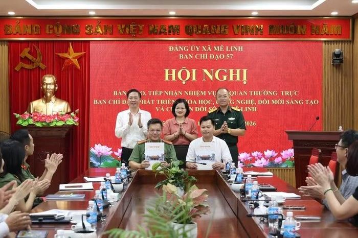 Các đồng chí lãnh đạo chứng kiến Văn phòng Đảng ủy xã bàn giao nội dung, hồ sơ và nhiệm vụ Cơ quan Thường trực Ban Chỉ đạo 35 cho Công an xã