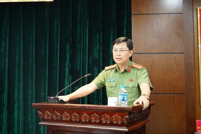 Đại tá Nguyễn Quốc Hùng, Trưởng phòng An ninh nội địa CATP trình bày báo cáo trung tâm tại Hội nghị.