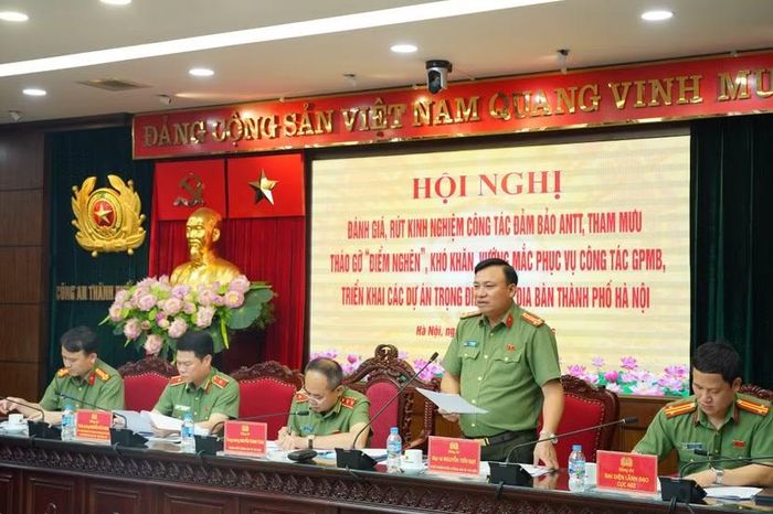 Đại tá Nguyễn Tiến Đạt, Phó Giám đốc, Thủ trưởng Cơ quan An ninh điều tra CATP điều hành phần thảo luận.