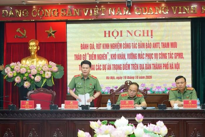 Thiếu tướng Nguyễn Hữu Mạnh, Ủy viên Đảng ủy Công an Trung ương, Cục trưởng Cục An ninh nội địa, Bộ Công an phát biểu tại Hội nghị.