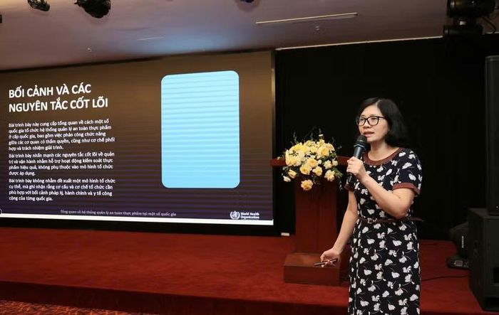 Các đại biểu tham luận tại Hội thảo.