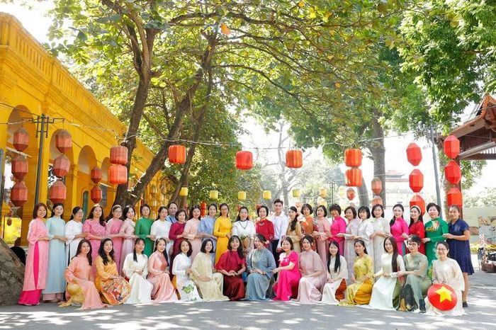 Khép lại hành trình trong tà áo dài thướt tha giữa lòng Hoàng thành cổ kính, những nụ cười rạng rỡ và tình đồng chí gắn kết sẽ còn đọng lại mãi trở thành điểm tựa tinh thần vững chắc để các nữ chiến sĩ tiếp tục "giữ lửa" cho những chiến công thầm lặng hôm nay và mai sau
