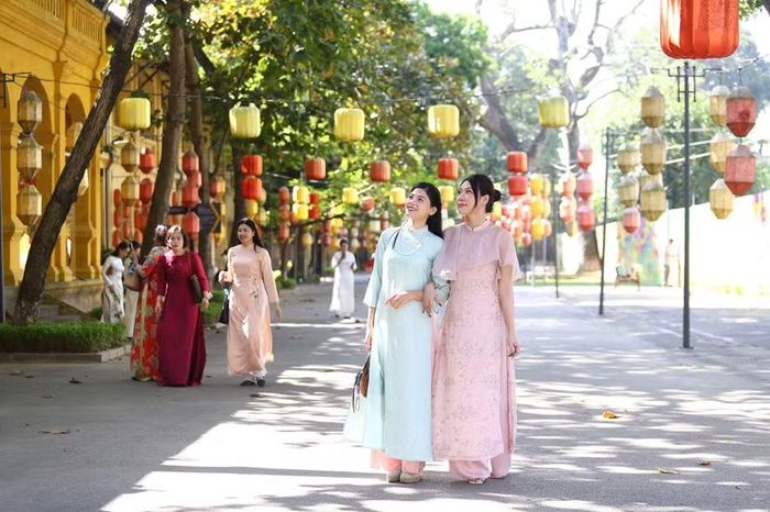 Tự hào khoác lên mình tà áo dài, chị em Phòng Hồ sơ nghiệp vụ rạng rỡ chào mừng Ngày Phụ nữ Việt Nam 20/10