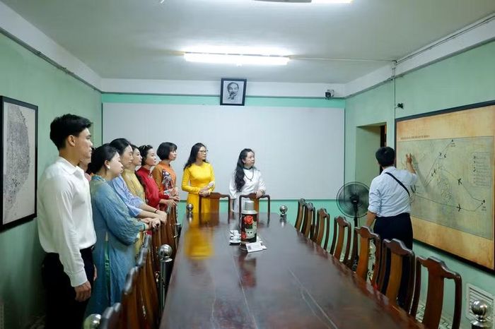 Thông qua các hiện vật trưng bày giúp thế hệ trẻ, đặc biệt là các nữ cán bộ, chiến sĩ Công an Thủ đô, cảm nhận sâu sắc hơn sự hy sinh thầm lặng, tinh thần cảnh giác cách mạng và ý chí sắt đá của thế hệ cha anh đi trước