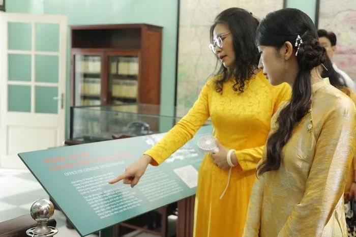 Phòng làm việc của Đại tướng Võ Nguyên Giáp tại Di tích Nhà D67 (thuộc Khu di tích Hoàng thành Thăng Long, Ba Đình, Hà Nội) là một không gian lịch sử – quân sự đặc biệt quan trọng, lưu giữ nhiều dấu ấn chỉ đạo chiến lược của vị Đại tướng Tổng Tư lệnh trong cuộc kháng chiến chống Mỹ, cứu nước