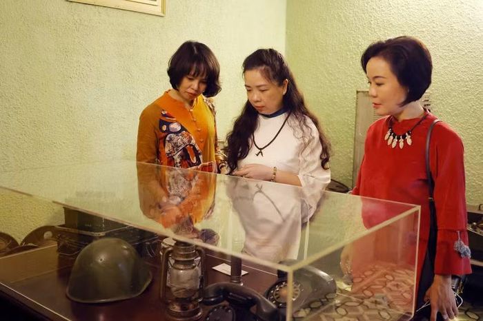 Trong không gian lịch sử của Nhà và Hầm D67, hình ảnh chiếc mũ sắt, chiếc điện thoại bàn, những tấm bản đồ tác chiến hay bộ bàn ghế họp chính là những nhân chứng sống động tái hiện lại một thời kỳ kháng chiến gian khổ nhưng vô cùng hào hùng