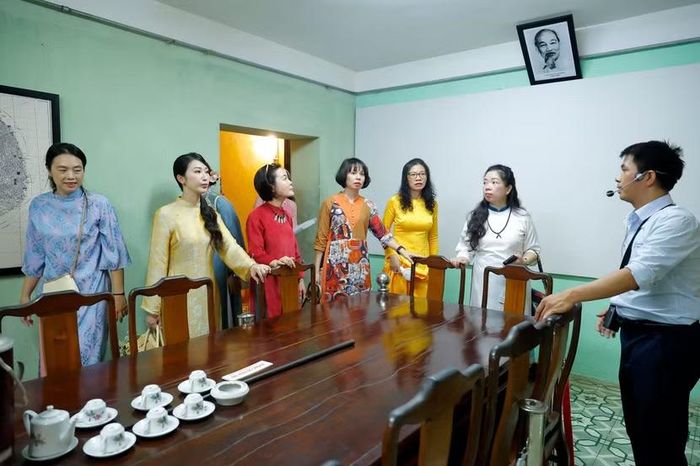 Đoàn nghe những câu chuyện lịch sử về Di tích Nhà và Hầm D67