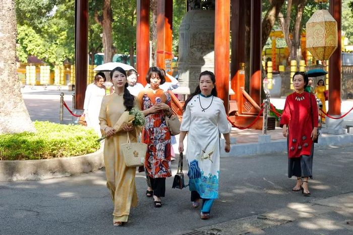 Hình ảnh những người lính Công an nhân dân trong tà áo dài rực rỡ, duyên dáng thả dáng bên không gian cổ kính của Hoàng thành Thăng Long