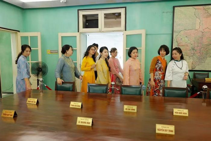 Trải qua thăng trầm lịch sử, chiếc bàn gỗ vẫn được lưu giữ nguyên vẹn gần như tuyệt đối, trở thành một "nhân chứng sống" ghi dấu tư duy quân sự thiên tài, tinh thần làm việc khẩn trương, kiên định của Bộ Tổng Tư lệnh trong những năm tháng hào hùng bảo vệ Tổ quốc