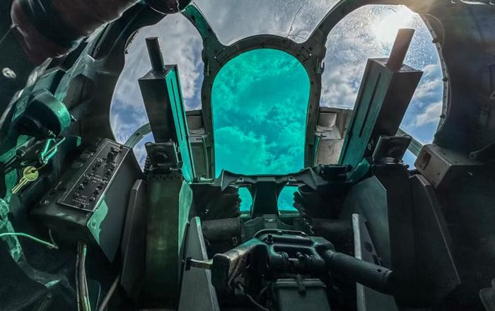 Nhưng thứ khiến B-17 nổi tiếng nhất chính là hệ thống hỏa lực phòng thủ. Các phiên bản cuối có thể mang tới 13 súng máy Browning M2 cỡ .50 inch, bố trí ở nhiều vị trí khác nhau trên thân máy bay.