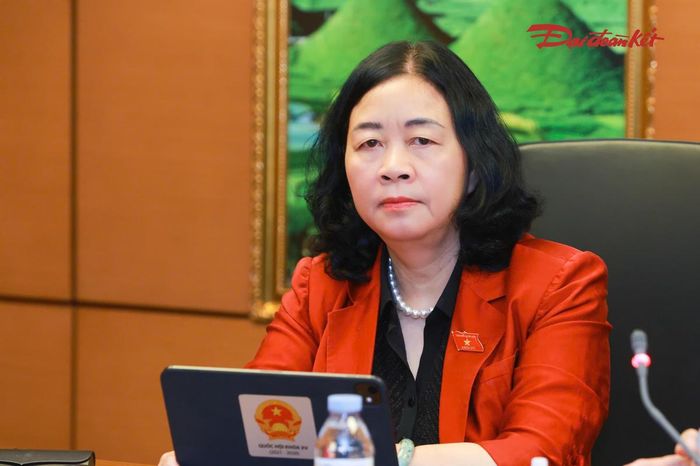 Chủ tịch UBTƯ MTTQ Việt Nam Bùi Thị Minh Hoài tham dự phiên thảo luận tại Tổ 12 (Ảnh: Quang Vinh)