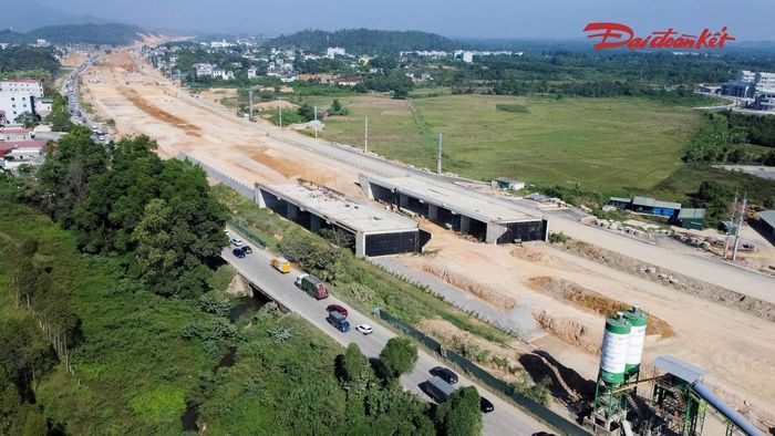 Trên toàn tuyến, 4 cầu vượt và 5 hầm chui được triển khai nhằm tăng khả năng kết nối, hạn chế xung đột giao thông tại các nút giao.