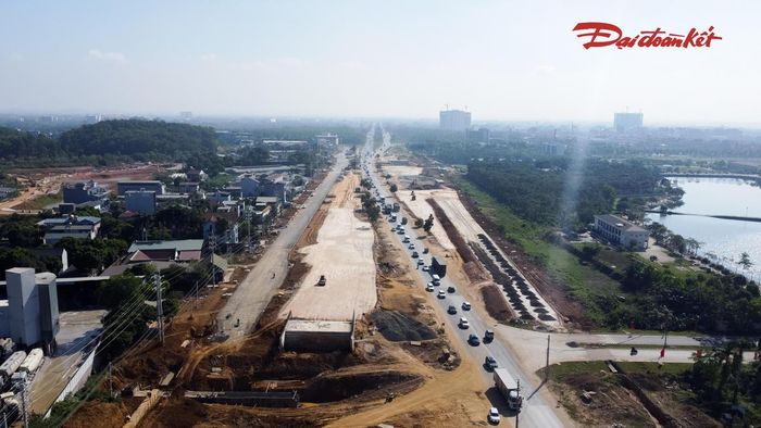 Sau khi mặt bằng cơ bản được bàn giao, điều kiện tổ chức thi công trên toàn tuyến đã thuận lợi hơn. Tổng diện tích đất bàn giao phục vụ dự án đạt khoảng 101,19ha, tạo cơ sở để các nhà thầu tập trung nguồn lực, đẩy nhanh tiến độ.