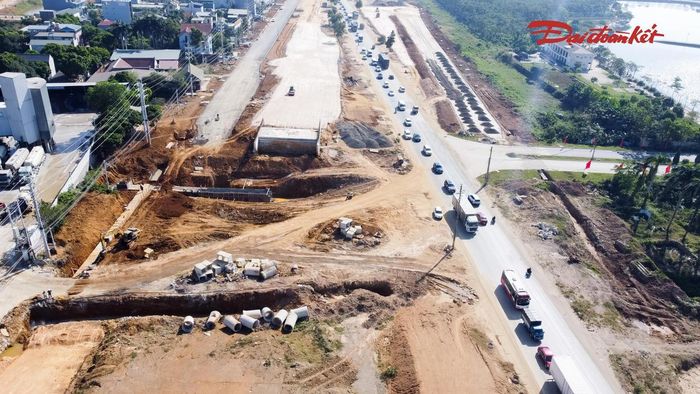 Bên cạnh việc đẩy nhanh khối lượng xây lắp, công tác tổ chức giao thông tại các điểm giao cắt dân sinh cũng cần được chú trọng. Rào chắn, biển báo và các biện pháp cảnh báo tại khu vực thi công cần được duy trì, hoàn thiện để hạn chế ảnh hưởng đến người dân.