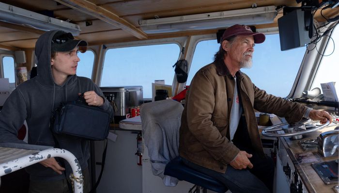  Austin Abrams và Josh Brolin vào vai cha con.