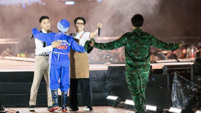  May mắn là thời tiết trong hai đêm diễn ra concert ở TP.HCM đều thuận lợi. Khán giả vui vẻ tận hưởng khoảng không gian mát mẻ và bữa tiệc âm nhạc đa dạng, nhiều màu sắc. Còn trên sân khấu, anh em chúng tôi tiếp tục đắm chìm trong phần trình diễn của mình. 