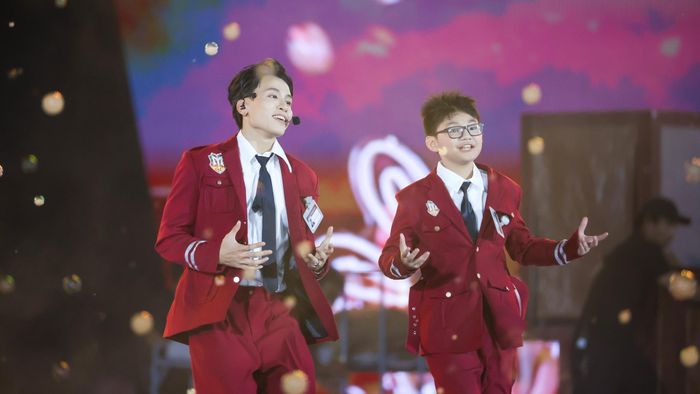 Phía dưới, hàng vạn khán giả cùng hát chung với các thành viên của Nhà Bềnh Bồng: "Cho ta bé lại, cho ta nhỏ lại/Cho ta bé lại, oh, nhỏ xíu xiu xiu/ Cho ta bé lại, cho ta nhỏ lại". 