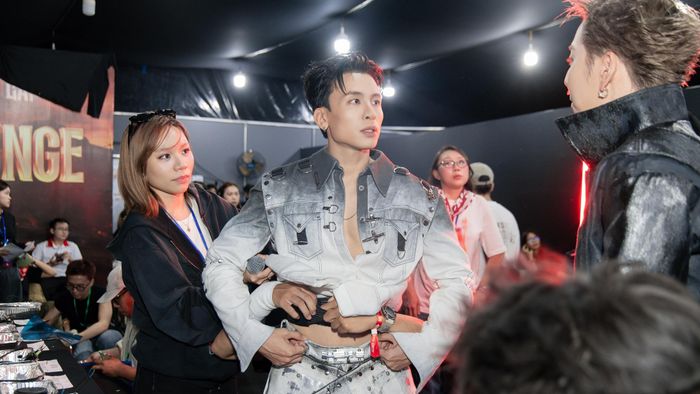  Việc tham gia chương trình Anh trai vượt ngàn chông gai và cả các concert mang đến cho tôi quá nhiều thứ. Mọi việc đến khá dồn dập và đều trái với dự liệu của bản thân trước đó. Tôi đã phải chuẩn bị rất nhiều về tâm lý để tiếp nhận những thay đổi ập đến, kể cả việc được mọi người quan tâm đến lịch trình sinh hoạt, công việc. Những điều trước đó nằm ngoài tưởng tượng của mình. 