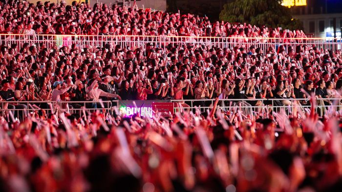  Cho đến cả khi chỉ còn ít tiếng là bước lên sân khấu concert, đầu óc tôi vẫn lâng lâng, không biết điều gì đang đợi chờ mình phía trước. Thế nhưng, chỉ cần nghe tiếng khán giả reo hò lớn, âm nhạc bùng nổ, mọi thứ kéo tôi về thực tại. 