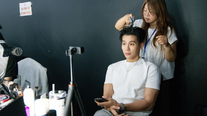  Sau những ngày tập luyện vất vả dưới thời tiết nắng, mưa của TP.HCM, đã đến ngày chúng tôi chính thức bước ra sân khấu lớn. Tôi có mặt từ sớm, cùng 32 anh tài khác gấp rút chuẩn bị từ trang phục, make up. 