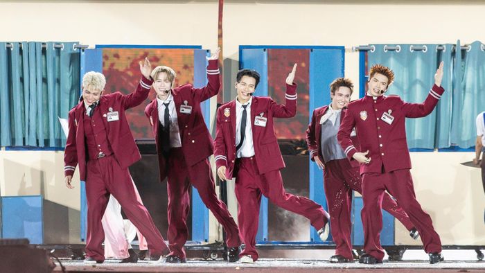  "Nhỏ xíu nhỏ xiu" là tiết mục ấn tượng với tôi nhất ở cả chương trình lẫn concert Anh trai vượt ngàn chông gai. Bài hát có giai điệu tươi vui, dễ nghe nhưng lại mang tới nhiều xúc cảm. Chúng tôi muốn đưa khán giả của mình trở về khoảng thời gian tươi đẹp, ký ức trong trẻo của tuổi thơ. 