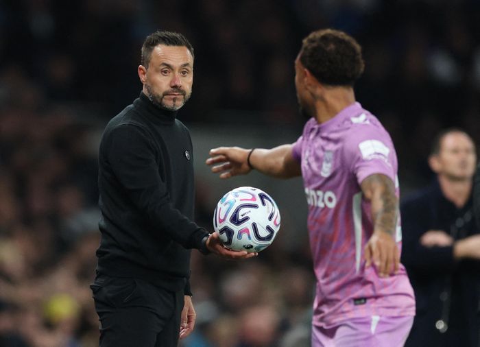  Đội bóng thành London mới giành được 1 thắng tại Premier League sau 7 vòng. Ban lãnh đạo Tottenham có thể kiên nhẫn với De Zerbi sau khoản đầu tư lớn, nhưng việc sa thải Thomas Frank mùa trước cho thấy chiếc ghế của ông không được bảo đảm nếu thành tích tiếp tục sa sút. 