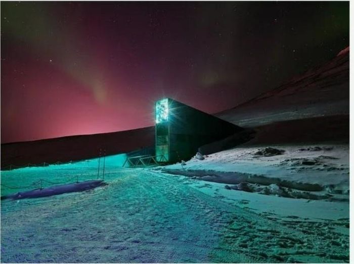 Ảnh trái chụp vi nhựa tại biển Địa Trung Hải, năm 2014. Ảnh phải chụp Svalbard Global Seed Vault (Hầm hạt giống toàn cầu), Na Uy, dưới bầu trời đêm có hiện tượng cực quang năm 2017. Nguồn ảnh: Spencer Lowell/petapixel và krisgravesprojects.